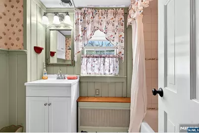 90 Hamburg, Bloomingdale, NJ 07403 - Photo 4