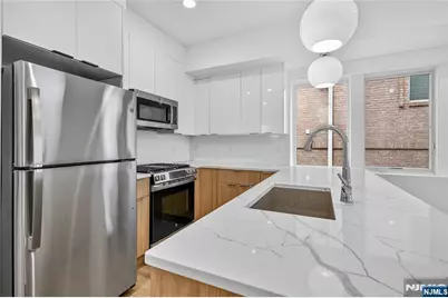 46 Hudson Avenue A #A, Edgewater, NJ 07020 - Photo 4