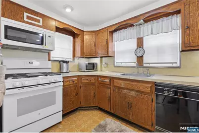 290 Winthrop Road, Teaneck Township, NJ 07666 - Photo 8