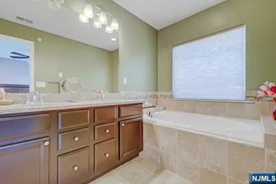 7 Eisenhower Lane, Wood Ridge, NJ 07075 - Photo 20
