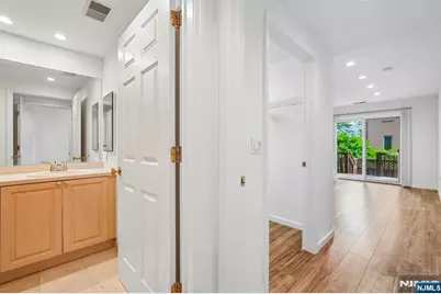 303 Stockton Court S303 #S303, Edgewater, NJ 07020 - Photo 14