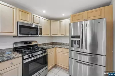 303 Stockton Court S303 #S303, Edgewater, NJ 07020 - Photo 8