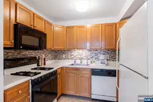 81 Park Edge 2K, Berkeley Heights Township, NJ 07922 - Photo 4