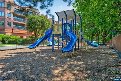 502 Livingston Court N502 #N502, Edgewater, NJ 07020 - Photo 28