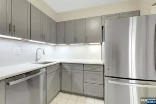 2000 Linwood 14 0, Fort Lee, NJ 07024 - Photo 18
