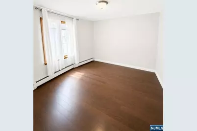 284 Livingston 2nd Floor #2nd floor, Lyndhurst Township, NJ 07071 - Photo 2