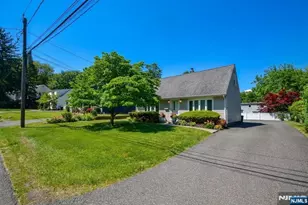 9 Pine St, Midland Park, NJ 07432 - Photo 2