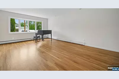 6 Aster Court, Paramus, NJ 07652 - Photo 4