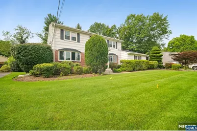 6 Aster Court, Paramus, NJ 07652 - Photo 2