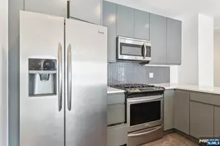 1 Executive 514, Fort Lee, NJ 07024 - Photo 32