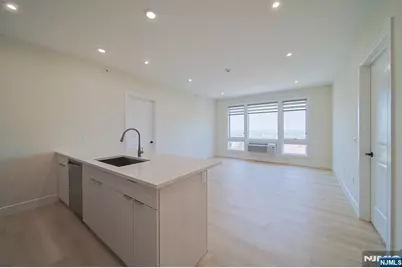 401 E Central Boulevard 2E #2E, Palisades Park, NJ 07650 - Photo 2