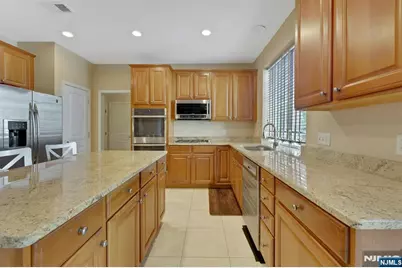 81 Lafayette Circle, Totowa, NJ 07512 - Photo 12