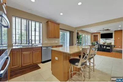81 Lafayette Circle, Totowa, NJ 07512 - Photo 14