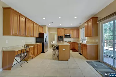 81 Lafayette Circle, Totowa, NJ 07512 - Photo 10