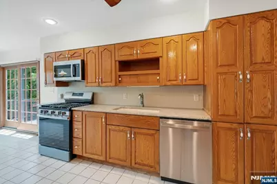 98 Vassar Drive, Paramus, NJ 07652 - Photo 10
