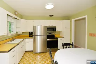 51 Charwalt Dr, Hawthorne, NJ 07506 - Photo 10