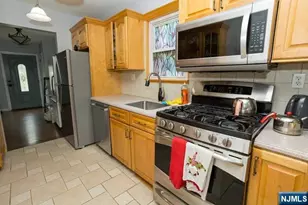 16 Broad Ave, Paramus, NJ 07652 - Photo 4
