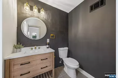 210 Paterson Avenue, Hasbrouck Heights, NJ 07604 - Photo 18