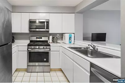 503 Hancock Court M503 #M503, Edgewater, NJ 07020 - Photo 4