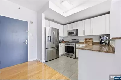 15 Freedom Way 412 #412, Jersey City, NJ 07305 - Photo 8