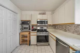 125 Roosevelt Pl, Palisades Park, NJ 07650 - Photo 14