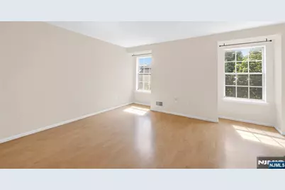 300 Crown Court 523 #523, Edgewater, NJ 07020 - Photo 8