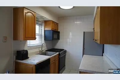 403 Anderson 4 B #4 B, Fairview, NJ 07022 - Photo 4