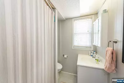 118 Hamilton Avenue, Hasbrouck Heights, NJ 07604 - Photo 18