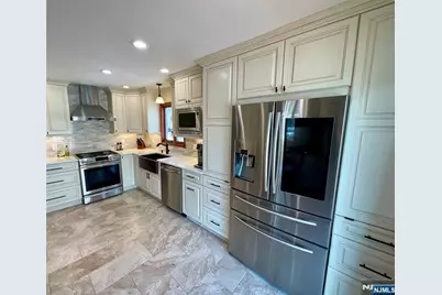 321 Thomas Avenue, Lyndhurst Township, NJ 07071 - Photo 8