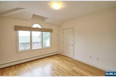696 Undercliff Avenue, Edgewater, NJ 07020 - Photo 10