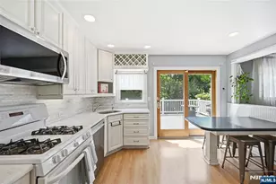 8 Nottingham Dr, East Brunswick Township, NJ 08816 - Photo 4