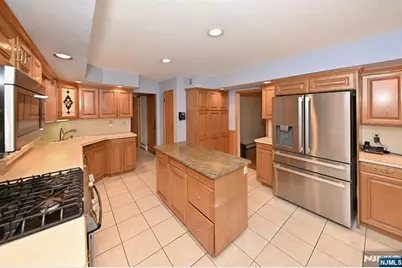 9 Lyncrest Drive, Paramus, NJ 07652 - Photo 20
