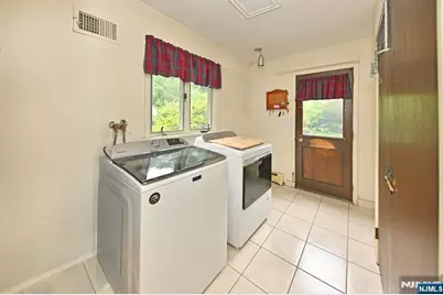 9 Lyncrest Drive, Paramus, NJ 07652 - Photo 22