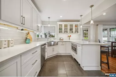 346 Roosevelt Avenue, Hasbrouck Heights, NJ 07604 - Photo 4