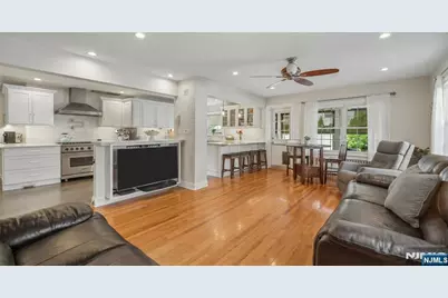 346 Roosevelt Avenue, Hasbrouck Heights, NJ 07604 - Photo 2