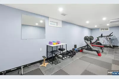 301 Roosevelt Avenue, Hasbrouck Heights, NJ 07604 - Photo 28