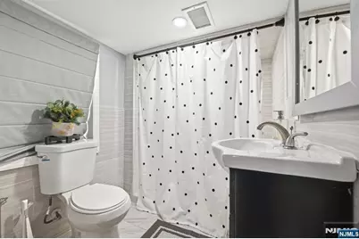 301 Roosevelt Avenue, Hasbrouck Heights, NJ 07604 - Photo 26