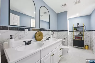301 Roosevelt Avenue, Hasbrouck Heights, NJ 07604 - Photo 22
