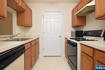 1094 Coventry Way 1094 #1094, Mahwah, NJ 07430 - Photo 4