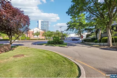 100 Crown Court 471 #471, Edgewater, NJ 07020 - Photo 32