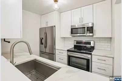 100 Crown Court 471 #471, Edgewater, NJ 07020 - Photo 2
