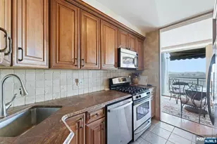 2 Horizon 1010, Fort Lee, NJ 07024 - Photo 10