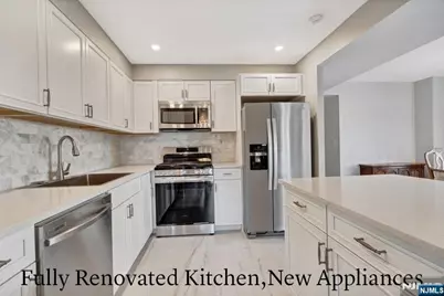 301 Chase Court, Edgewater, NJ 07020 - Photo 4