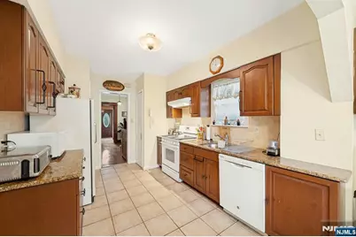 520 Dewey Avenue, Cliffside Park, NJ 07010 - Photo 10