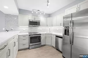 52 Reilly Ct, Hackensack, NJ 07601 - Photo 6