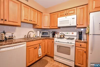 279 Collignon Way 5 #5, River Vale Township, NJ 07675 - Photo 8