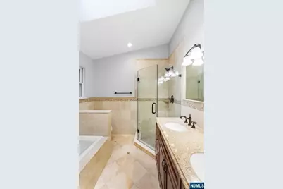 477 Undercliff Avenue, Edgewater, NJ 07020 - Photo 18