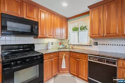 262 Linden Place, New Milford, NJ 07646 - Photo 2