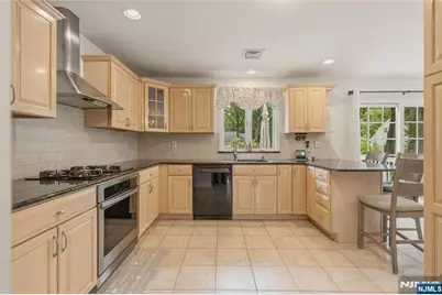 290 McHenry Drive, Paramus, NJ 07652 - Photo 16