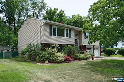 42-05 Naugle Drive, Fair Lawn, NJ 07410 - Photo 4